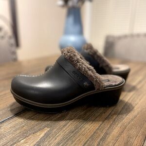 CROCS Cobbler Rubber Slip On Mule Clog Faux Fur Lined Size 8 Black Boho Casual